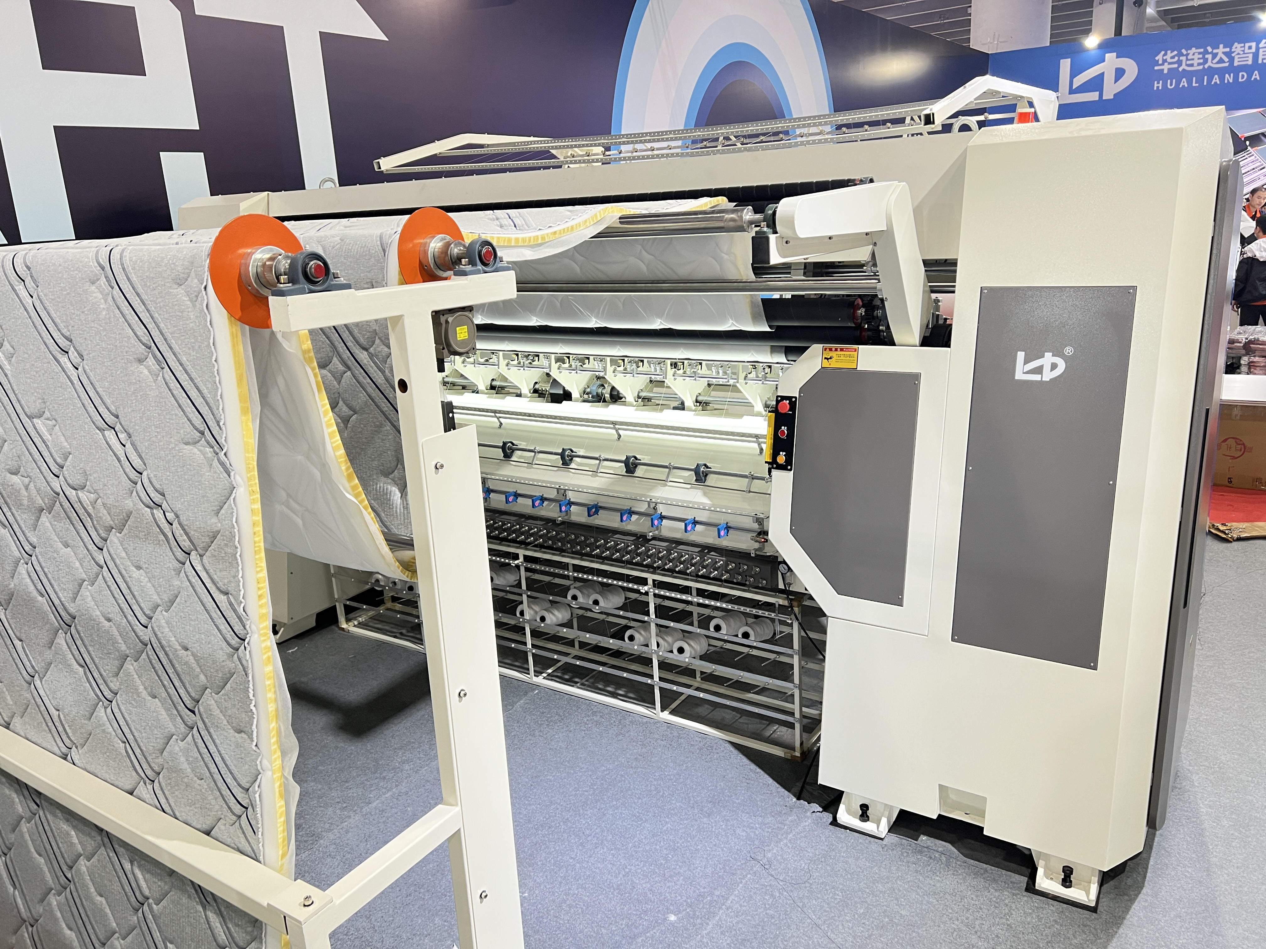 Mesin quilting jahitan rantai terkomputerisasi multi-needle